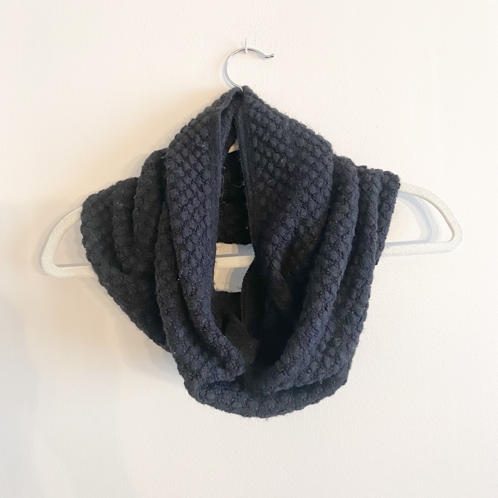 Warm knit infinity scarf in black